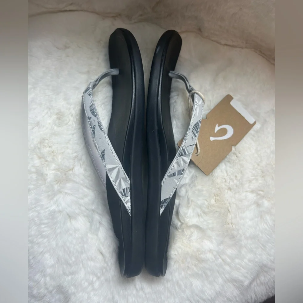 OluKai Ho’Opio Black & grey Sandals comfort island flip flops NWT Sz-9. RS - Picture 5 of 8